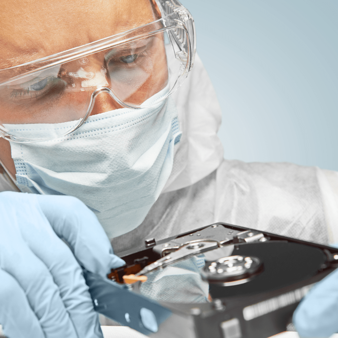 Intervenção técnica em bancada de laboratório para análise de HD externo